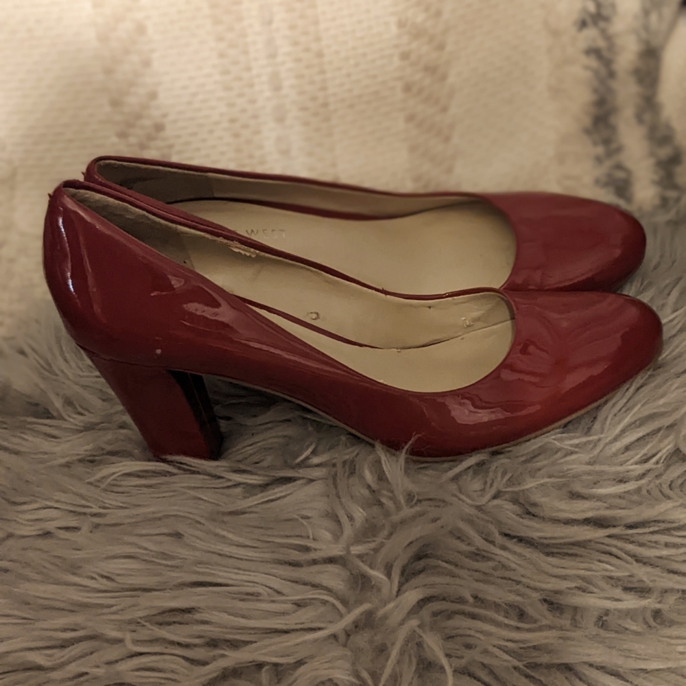 Red heels patent leather pumps
